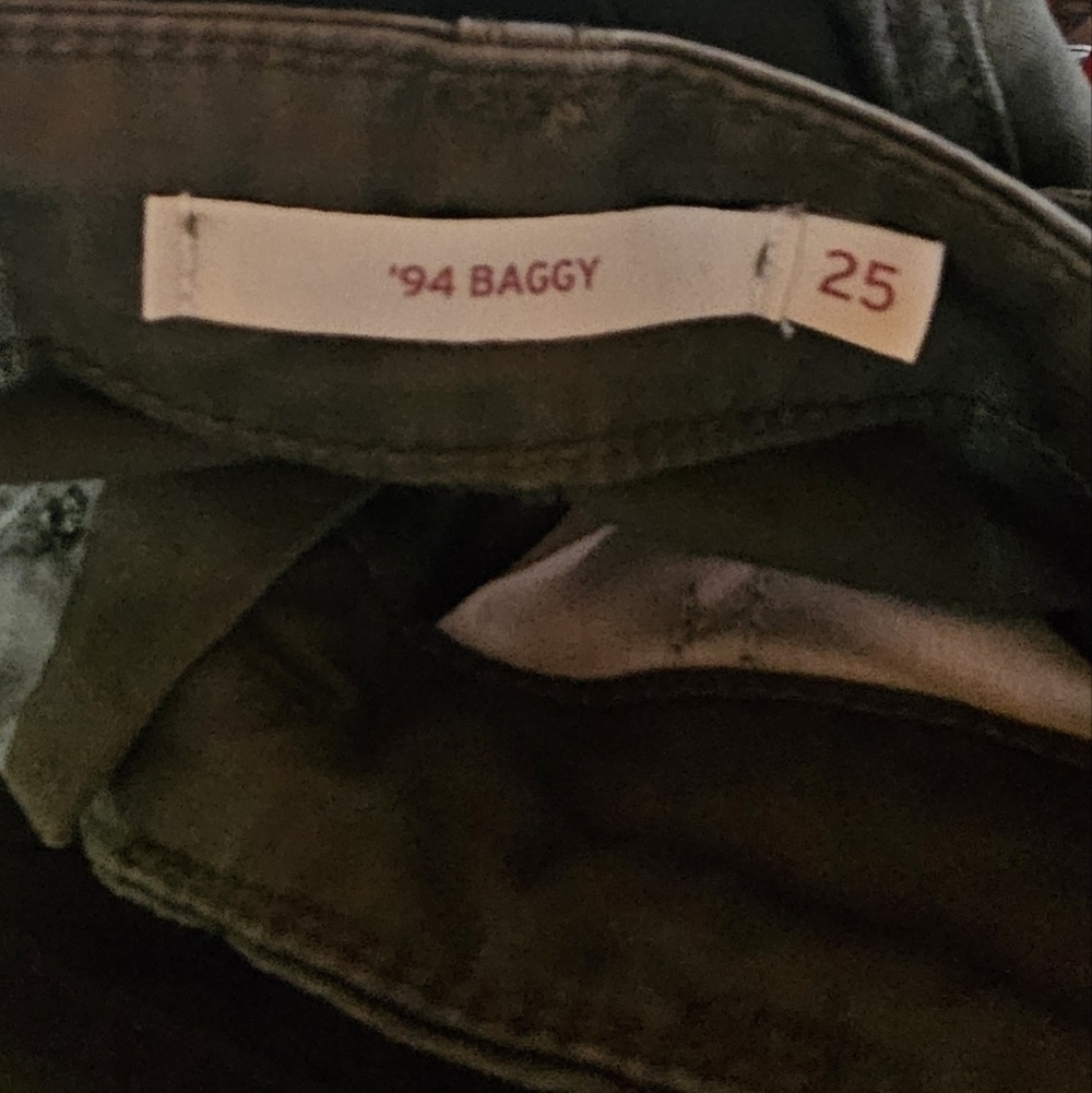 Levi's '94s Baggy Cargo Pants in olive green - Picture 6 of 8